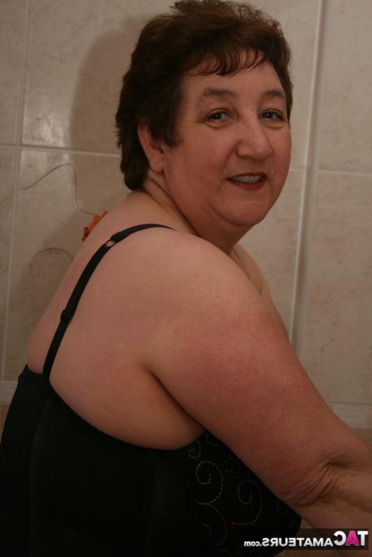 20P Hot N Horny In The Bathroom