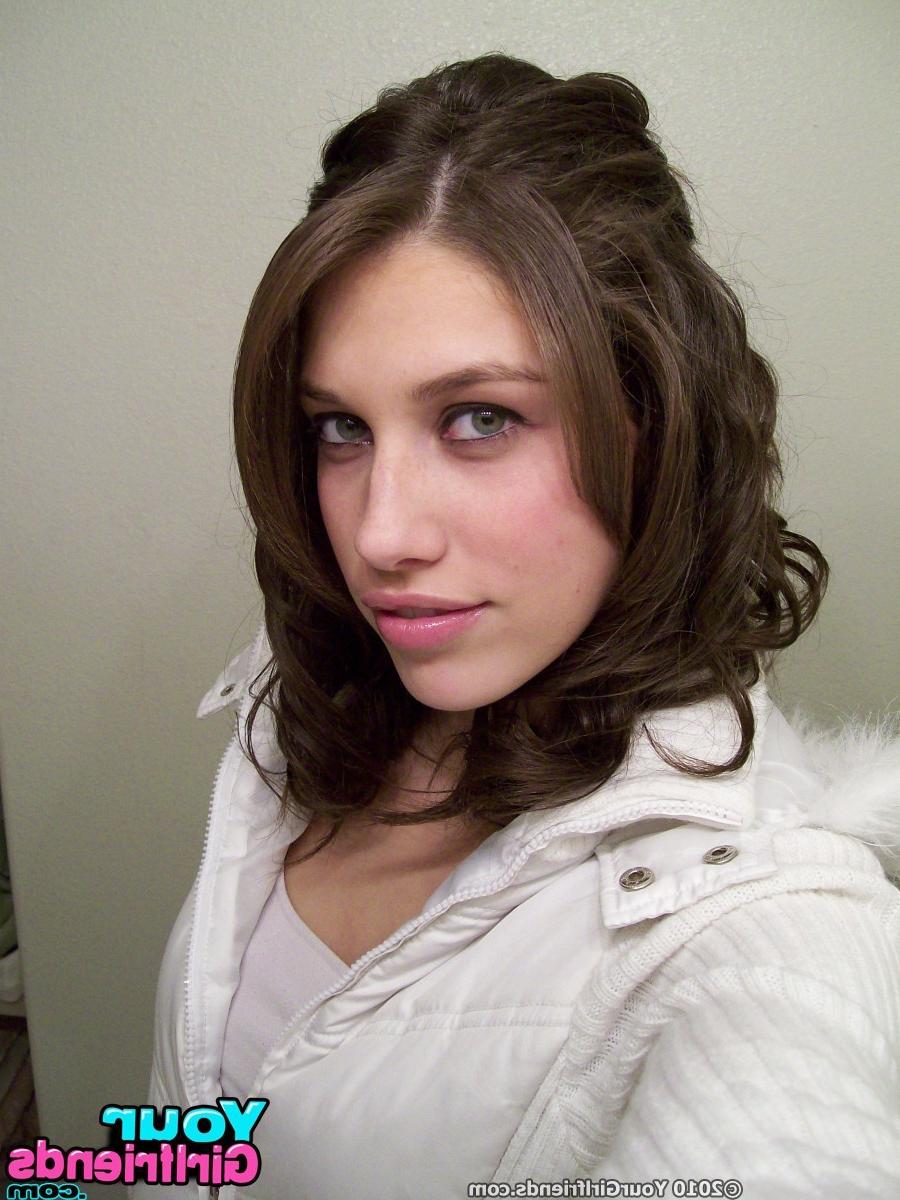 11P Teen Girlfriend whip out the camera in the bathroom mirror for some hot self mir