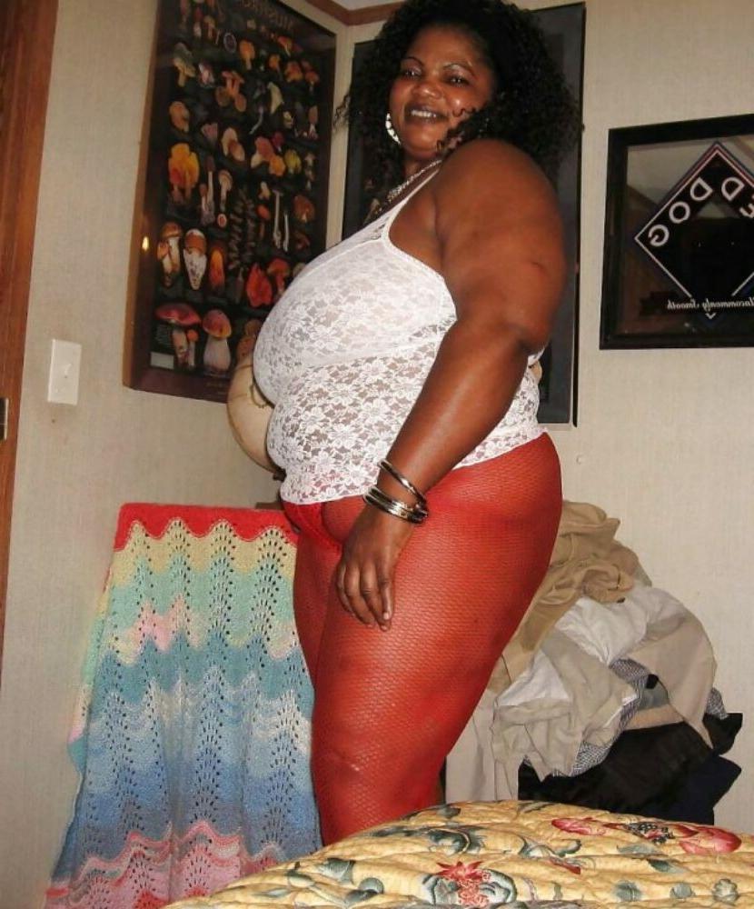 15P Thick ass black girls undressing and posing