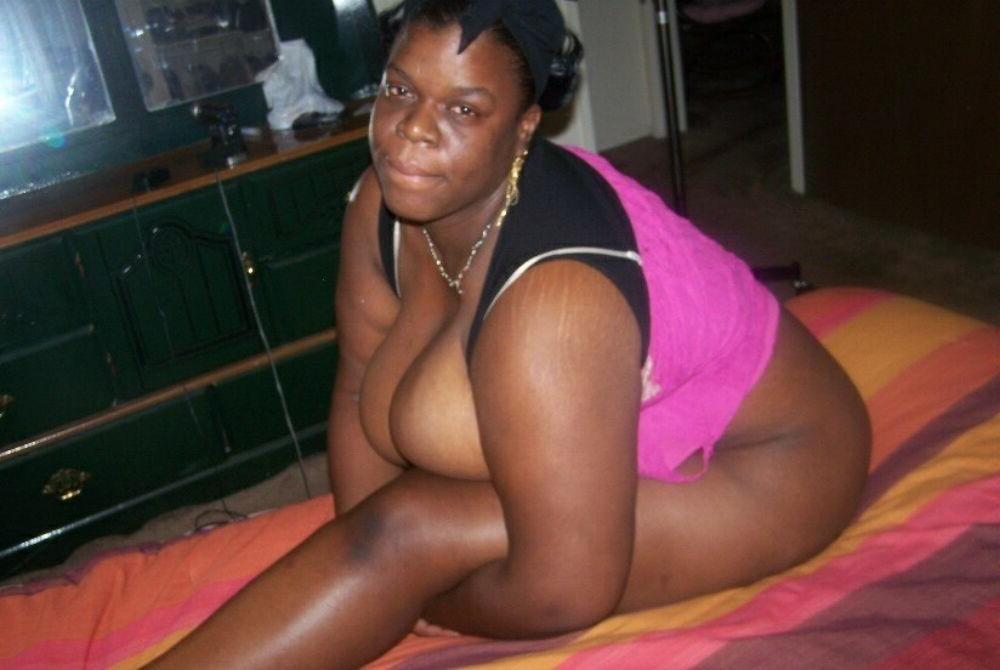 15P Thick ass black girls undressing and posing