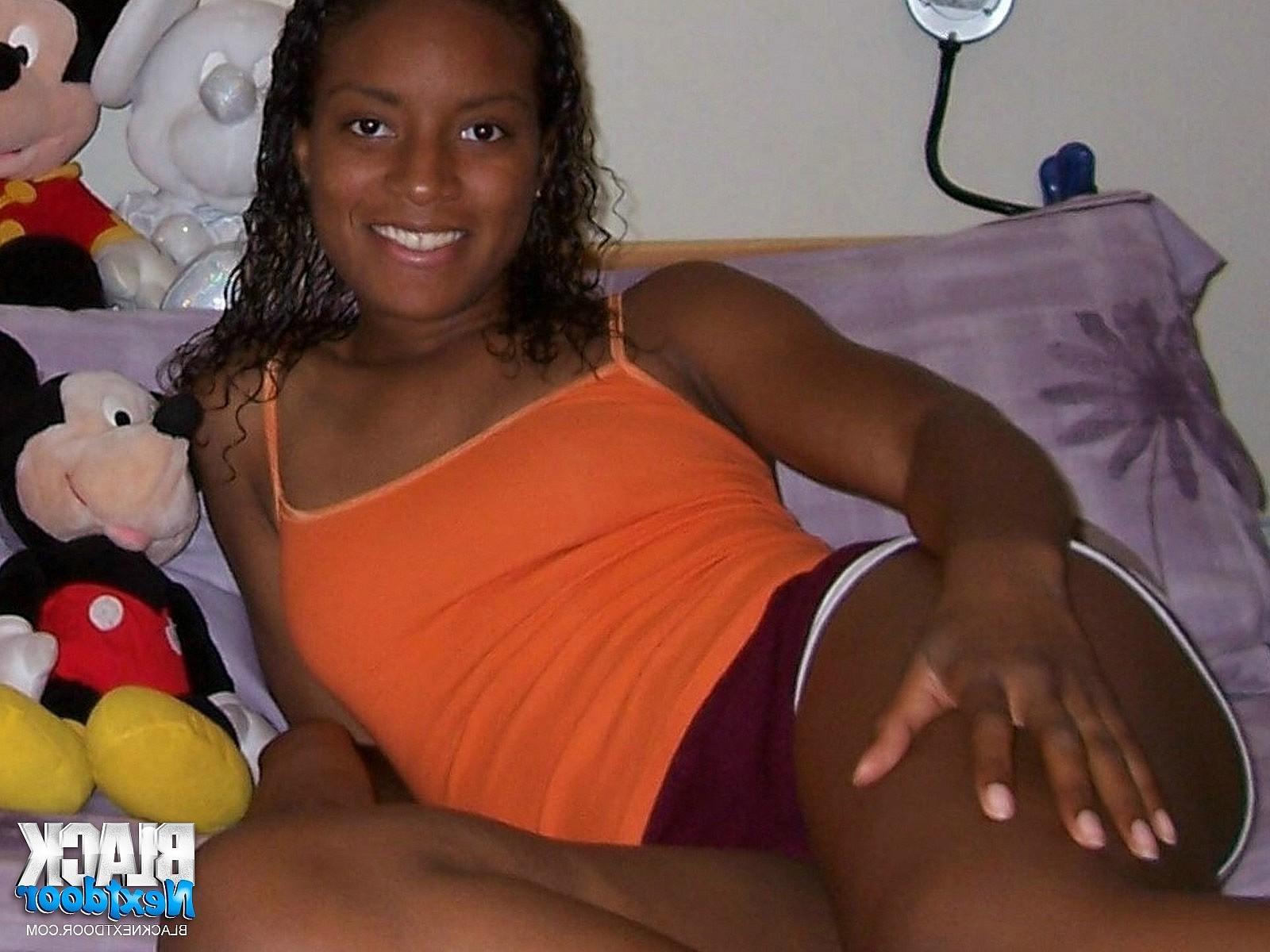 10P Private pics of young ebony babe