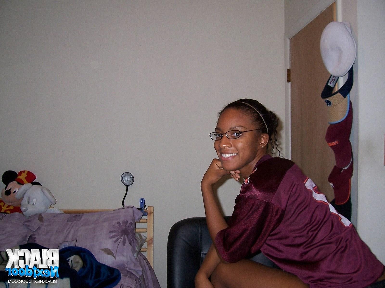 10P Private pics of young ebony babe