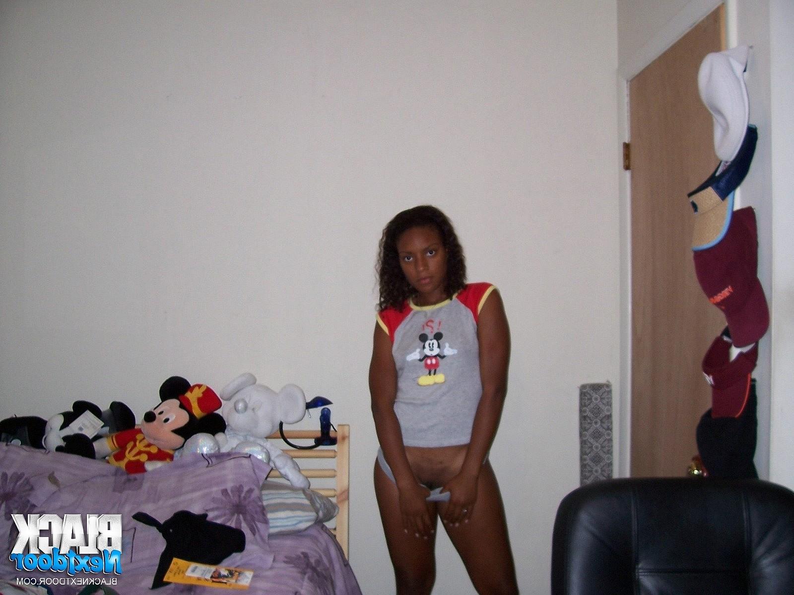 10P Private pics of young ebony babe