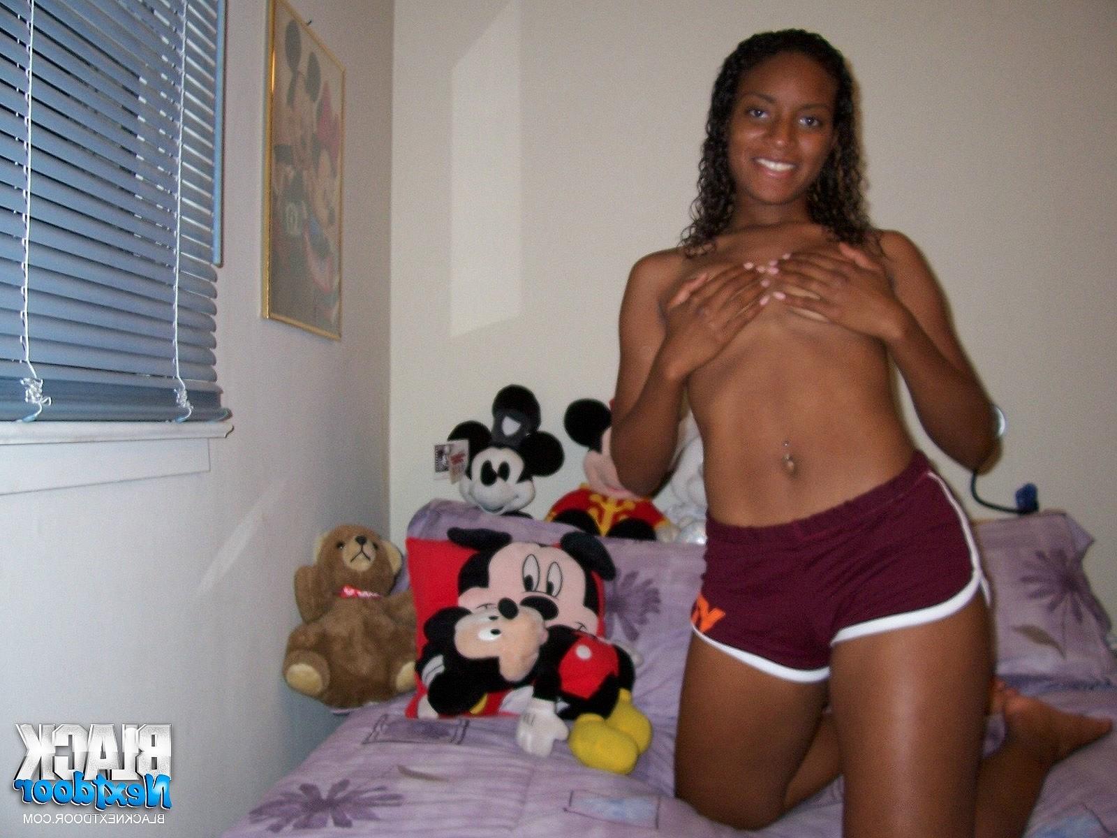 10P Private pics of young ebony babe