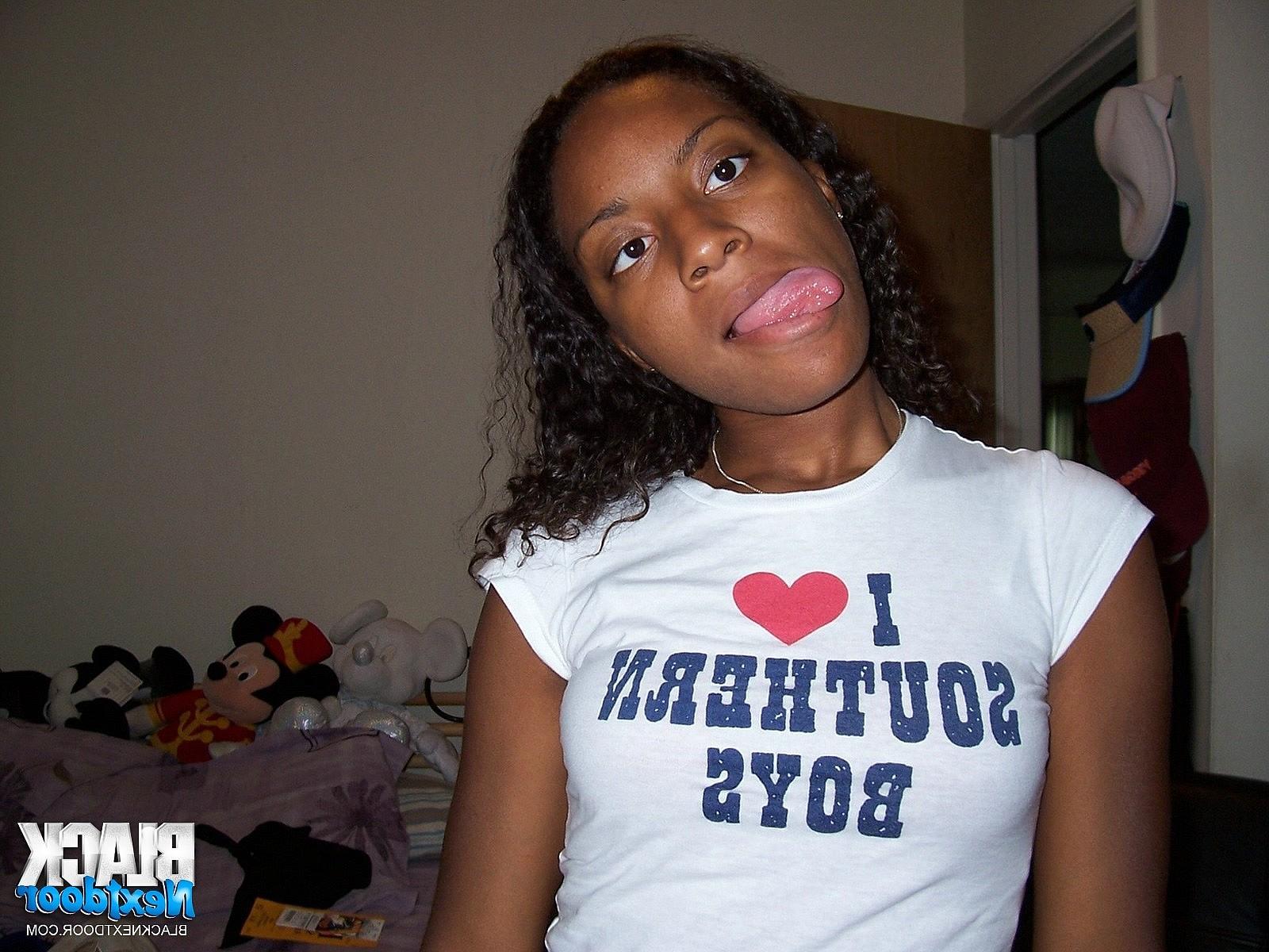 10P Private pics of young ebony babe