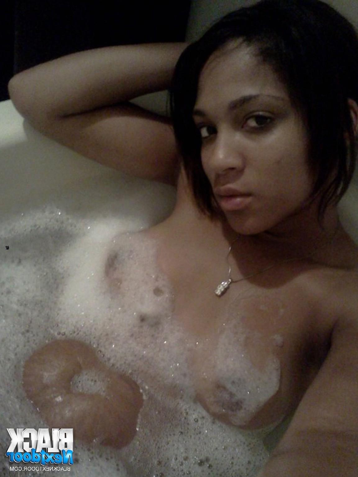 10P Soapy bathtub selfies from a flirty black amateur
