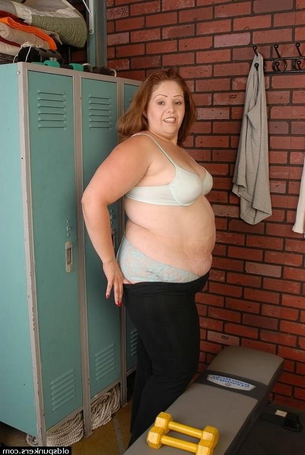 16P Fat mature gets naked and spreads her pussy in the gym