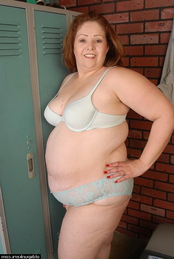 16P Fat mature gets naked and spreads her pussy in the gym