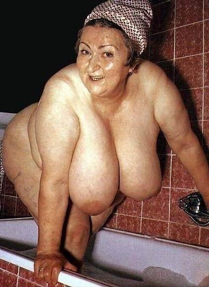 15P amateur grannies showing off their big boobs