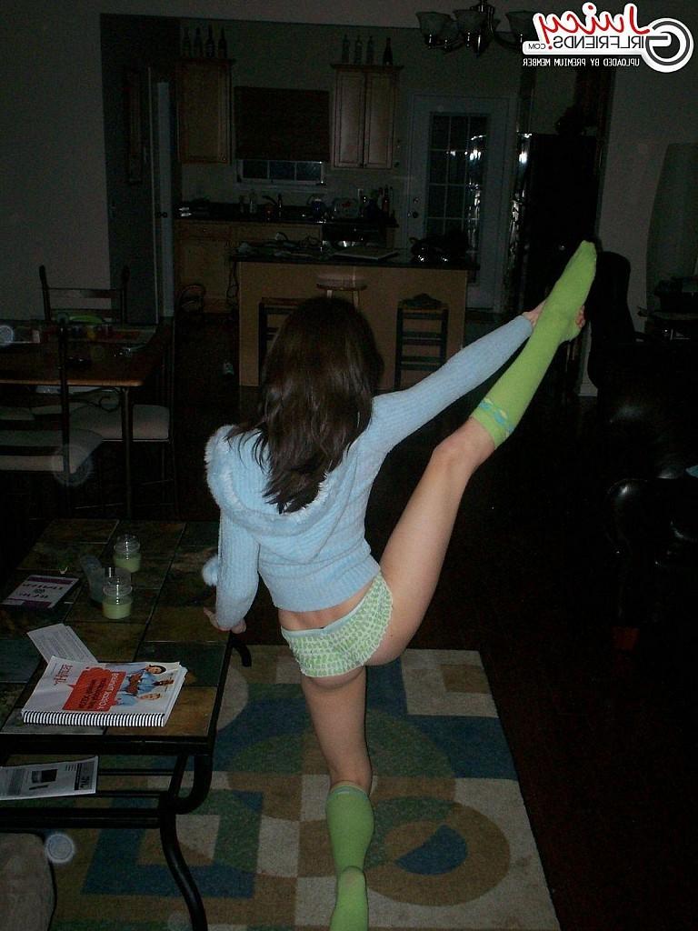 10P Hot looking teen babe private photos