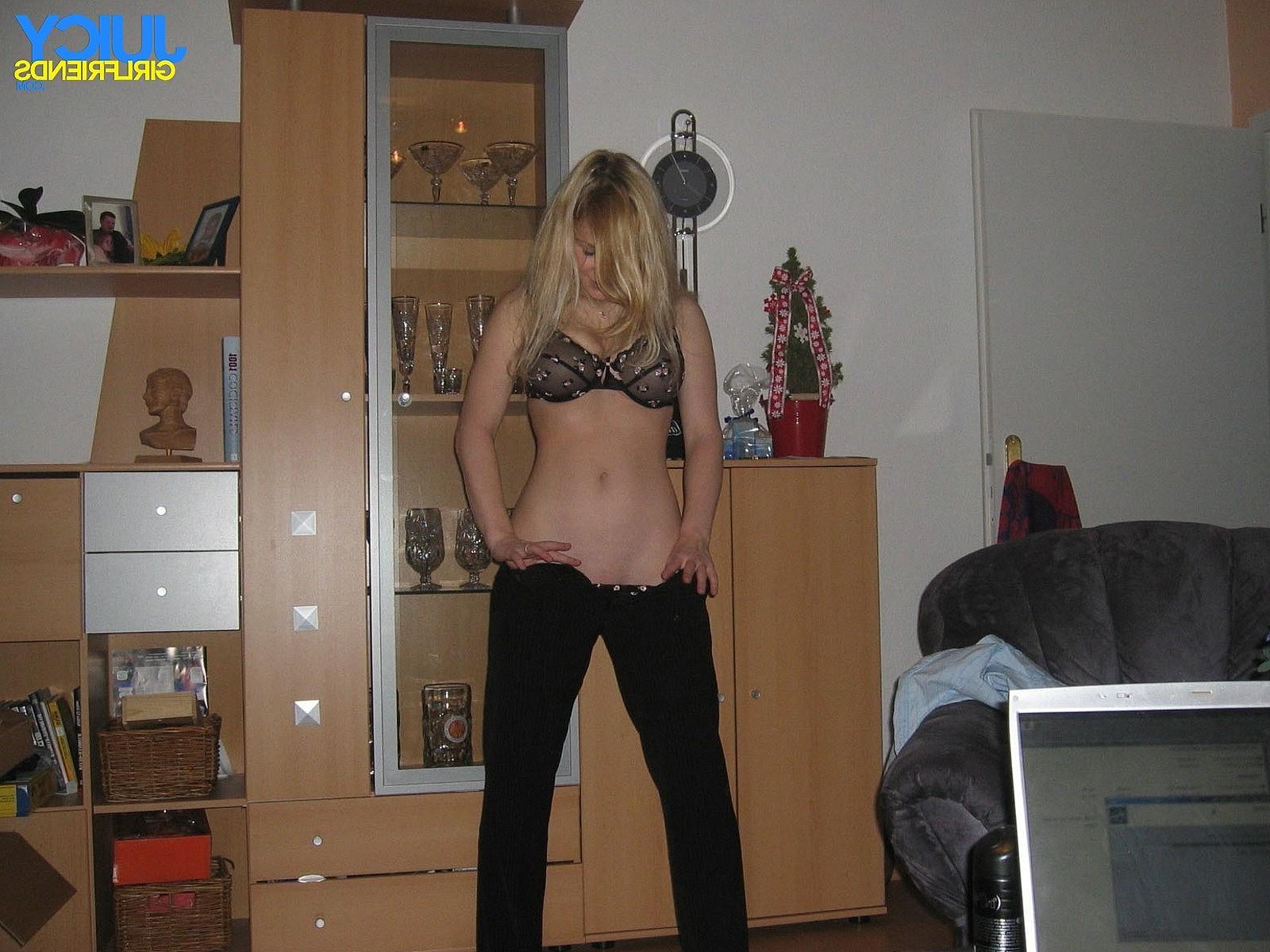10P Lovely blonde GF masturbates in the tub