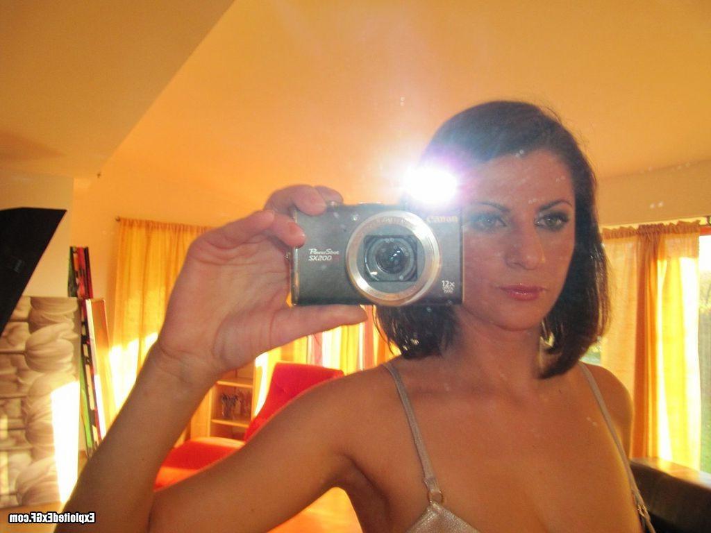 15P Sweet amateur slut showing her boobies on cam