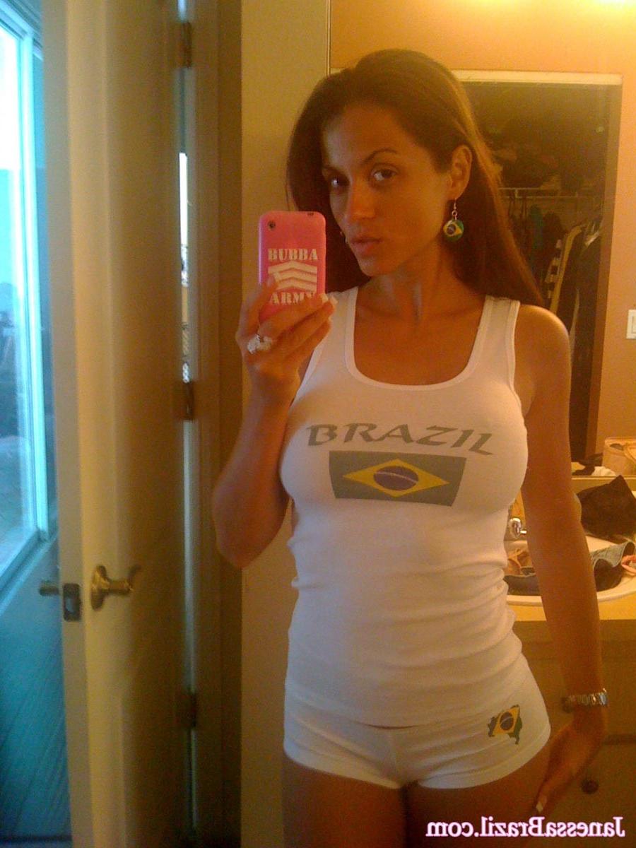 16P Busty Brazilian babe selfshots