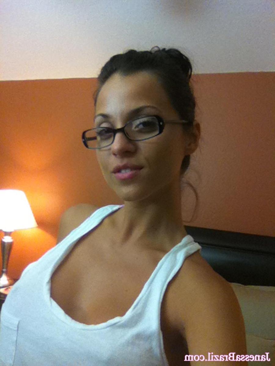 16P Busty Brazilian babe selfshots