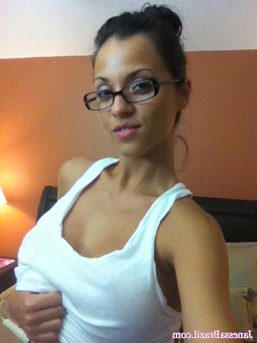 16P Busty Brazilian babe selfshots