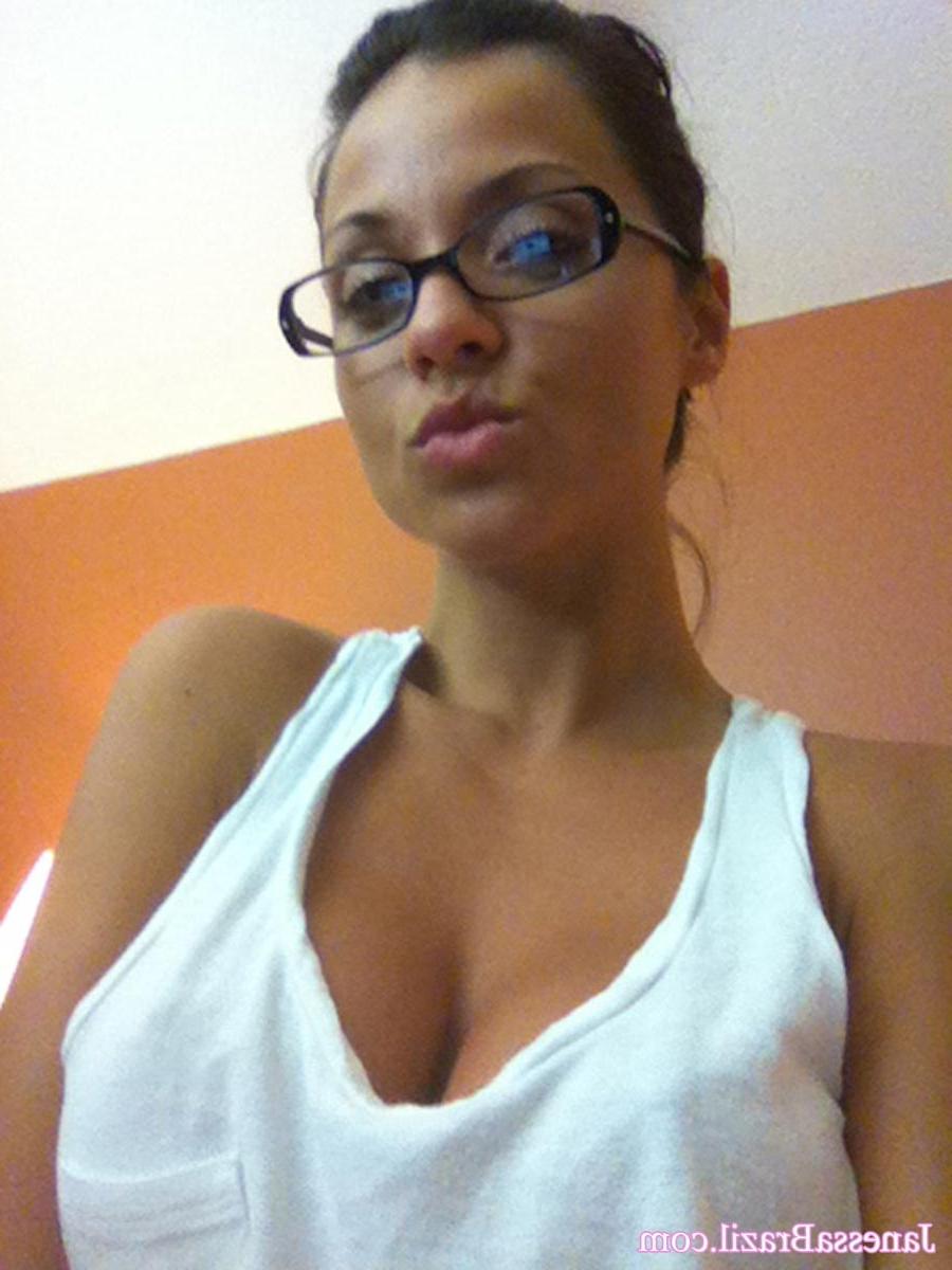 16P Busty Brazilian babe selfshots