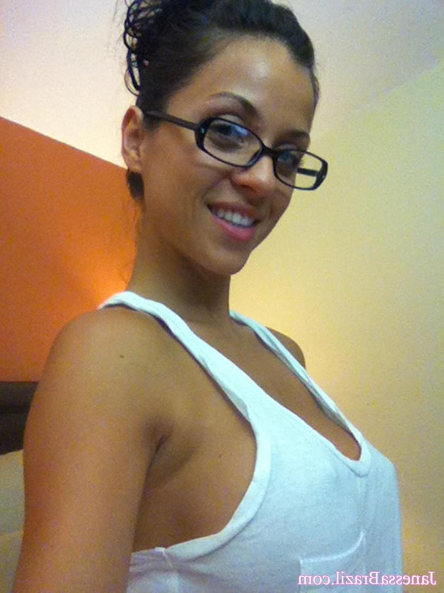 16P Busty Brazilian babe selfshots
