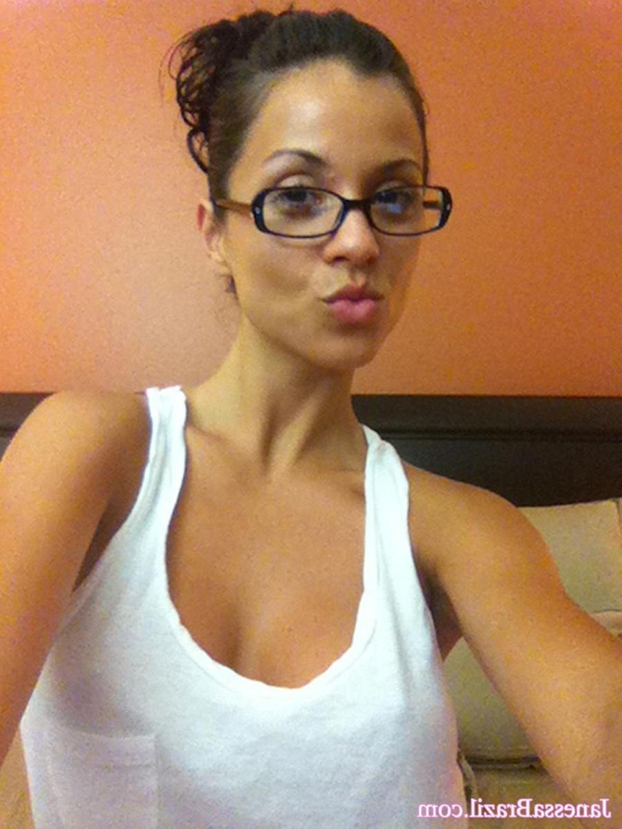 16P Busty Brazilian babe selfshots