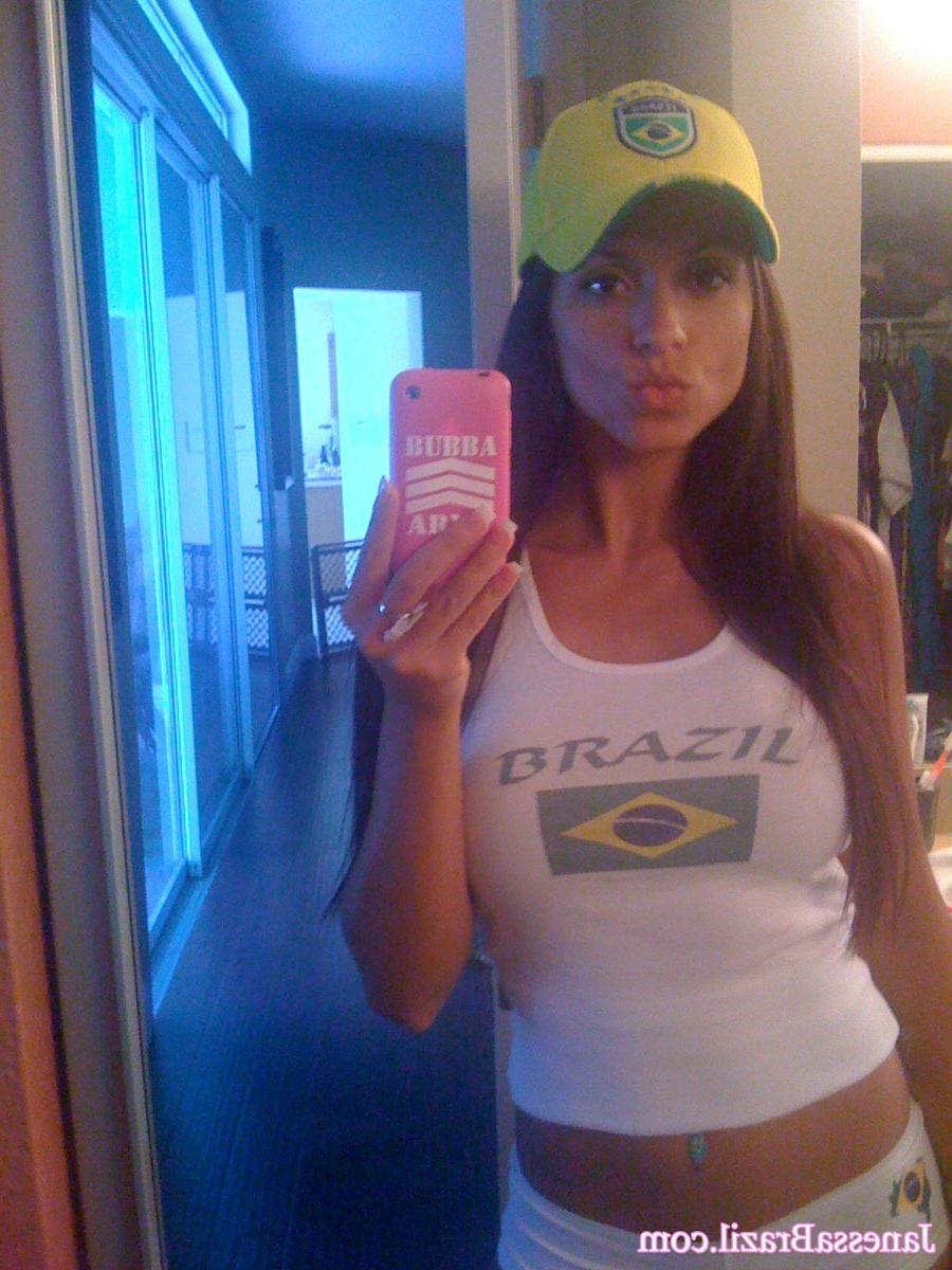16P Busty Brazilian babe selfshots