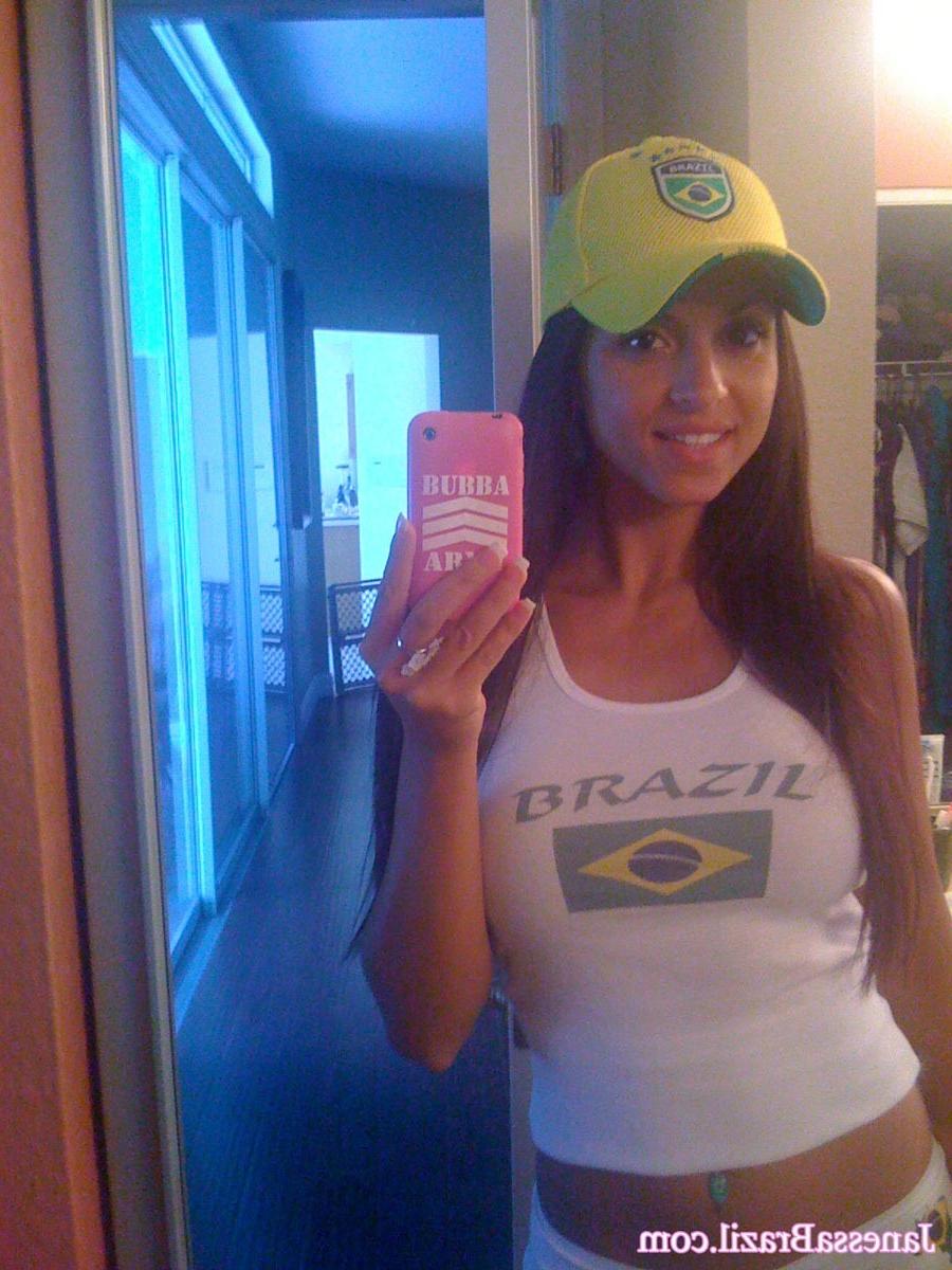 16P Busty Brazilian babe selfshots