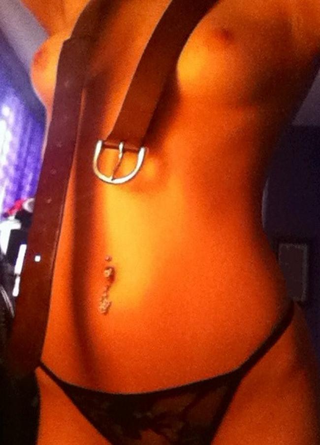 12P Self shot gfs are posing for cell phone camera pics