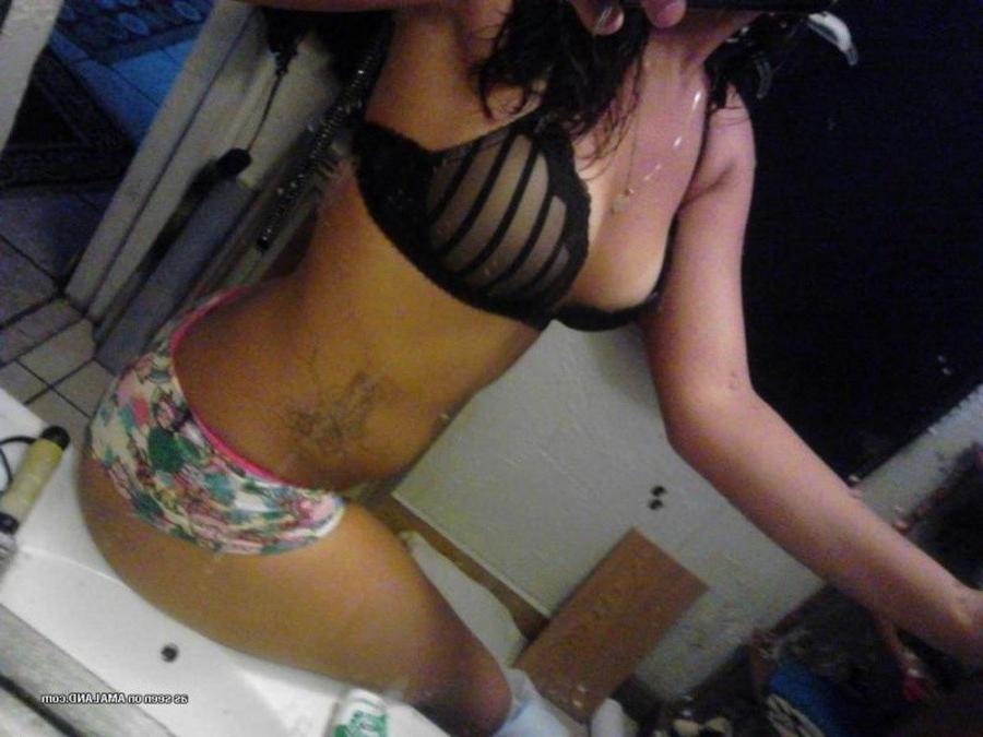 12P Sexy amateur tattooed hottie camwhoring in the bathroom