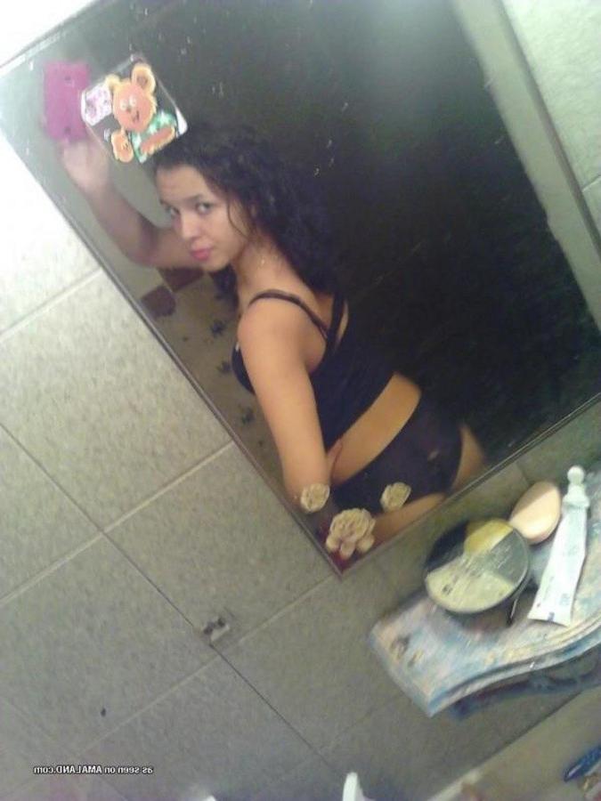 12P Sexy amateur tattooed hottie camwhoring in the bathroom