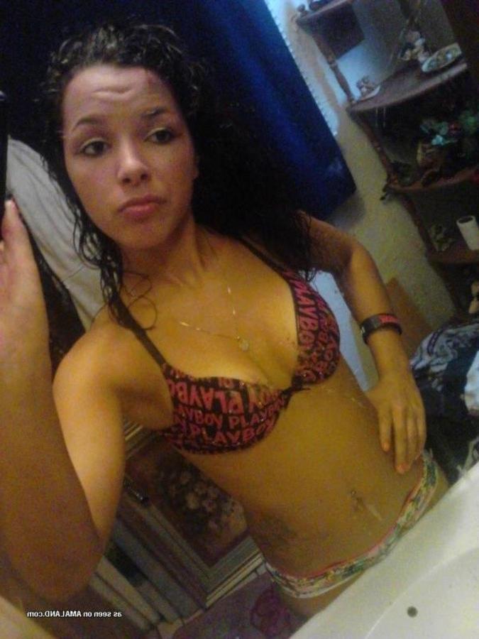 12P Sexy amateur tattooed hottie camwhoring in the bathroom