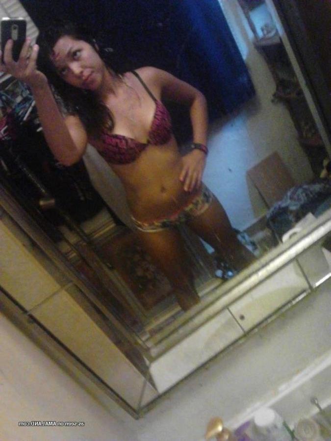 12P Sexy amateur tattooed hottie camwhoring in the bathroom