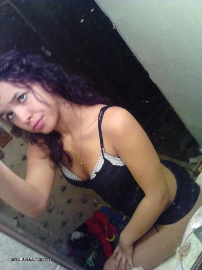 12P Sexy amateur tattooed hottie camwhoring in the bathroom