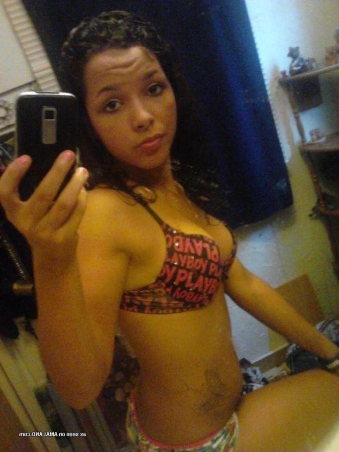 12P Sexy amateur tattooed hottie camwhoring in the bathroom