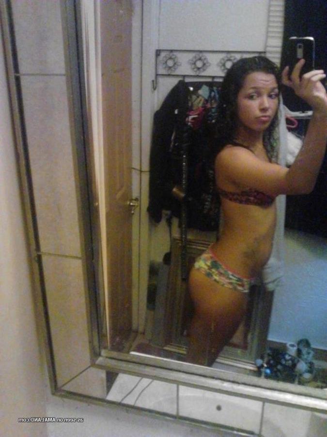 12P Sexy amateur tattooed hottie camwhoring in the bathroom