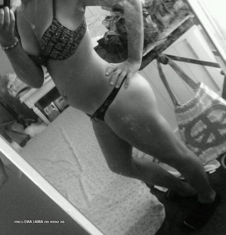 12P Sexy amateur tattooed hottie camwhoring in the bathroom