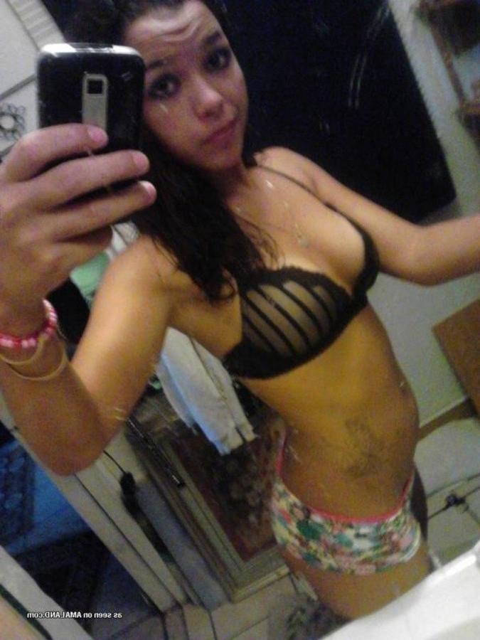 12P Sexy amateur tattooed hottie camwhoring in the bathroom
