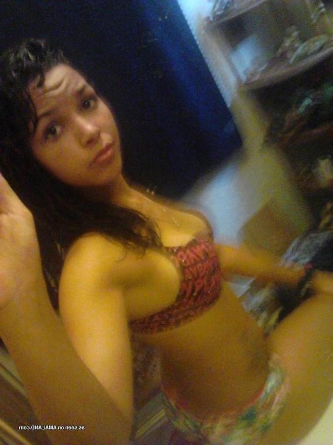 12P Sexy amateur tattooed hottie camwhoring in the bathroom