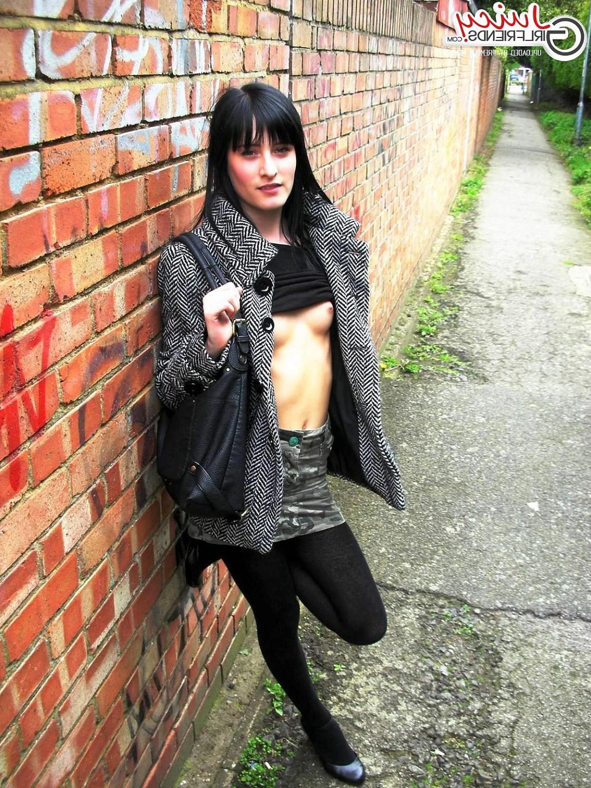 10P Sexy brunette loves to show her boobs on public