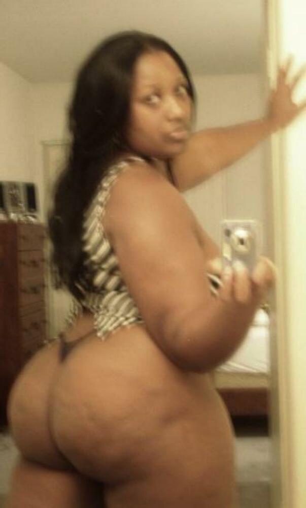 15P Thick ass black girls undressing and posing