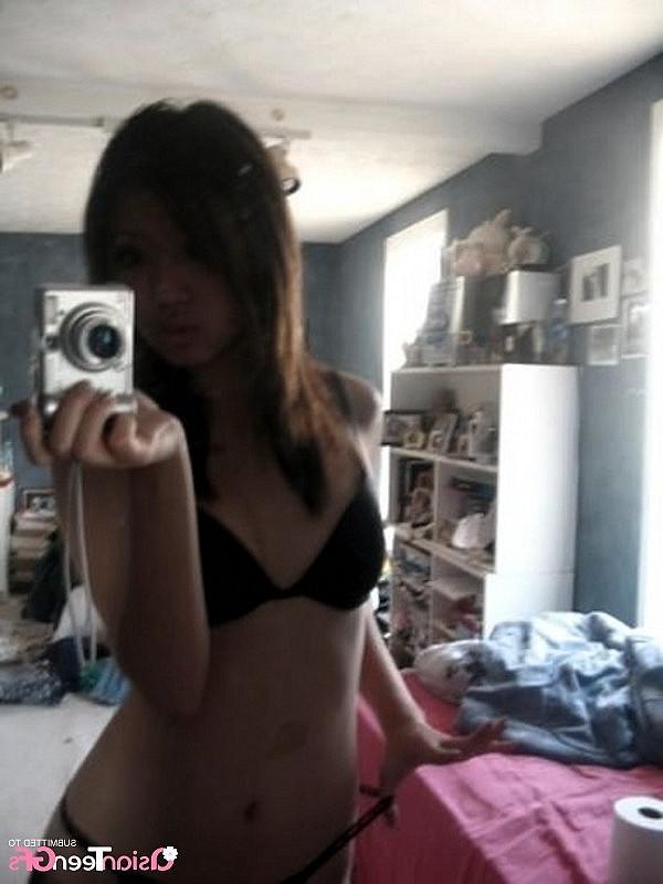 10P Hot teen makes naked selfies in front of mirror