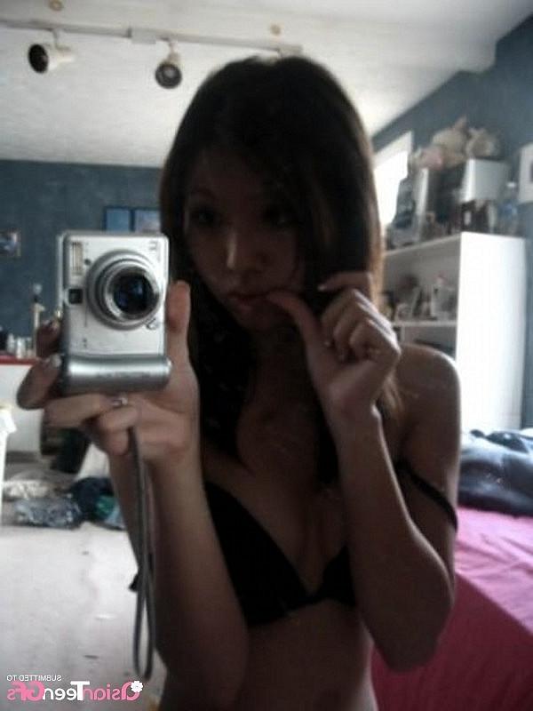 10P Hot teen makes naked selfies in front of mirror