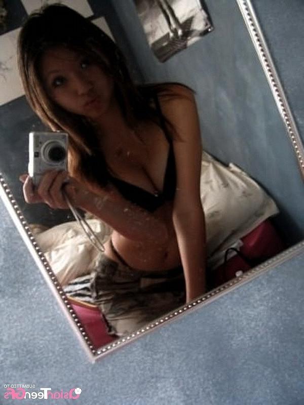 10P Hot teen makes naked selfies in front of mirror