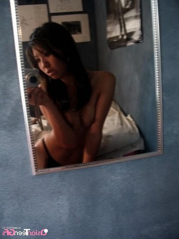 10P Hot teen makes naked selfies in front of mirror