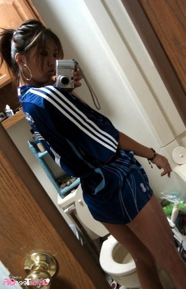 10P Hot teen makes naked selfies in front of mirror