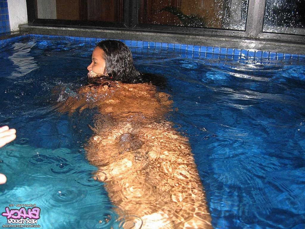 10P Hot teens in my swimming pool