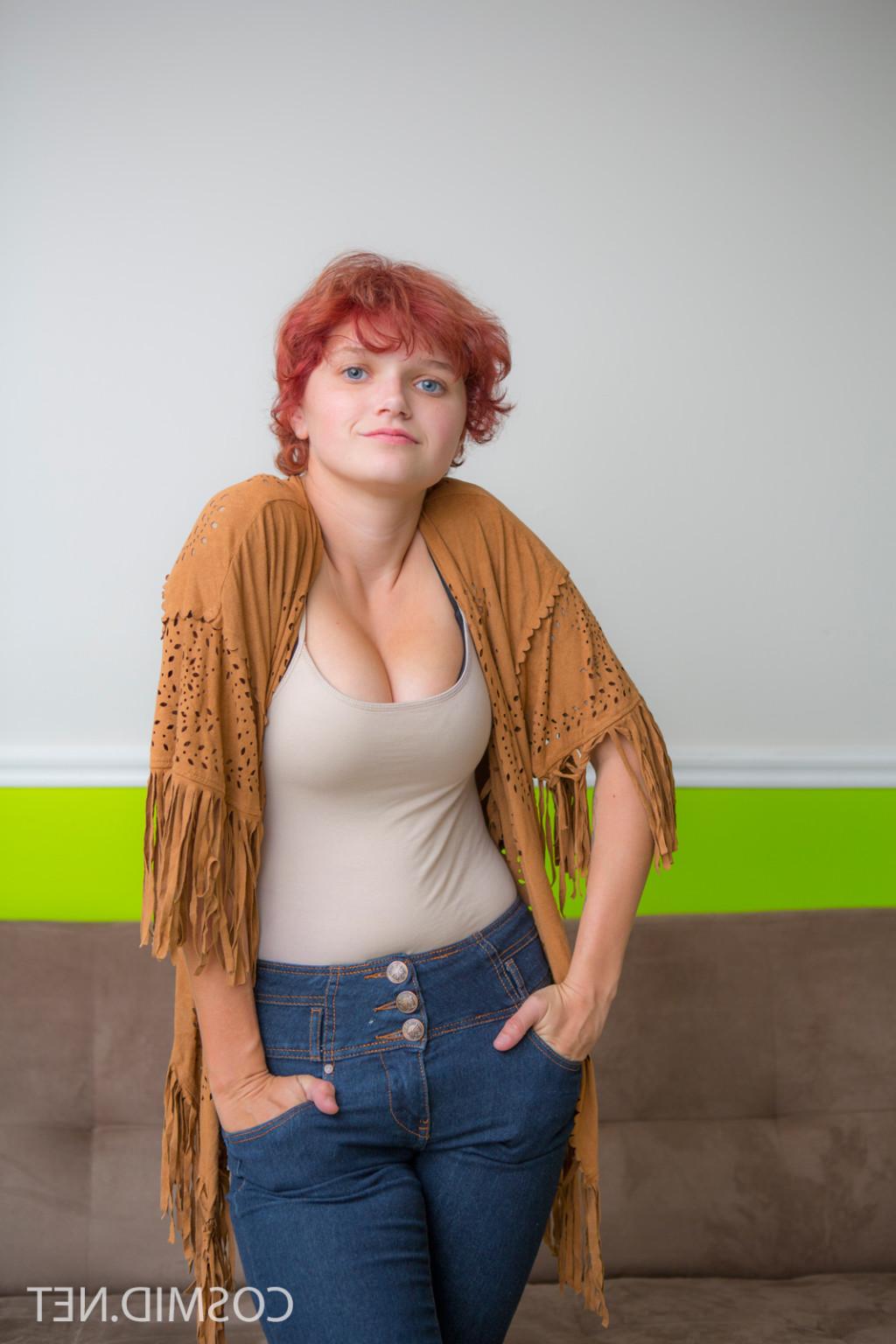 16P takes off her jeans and top to show off her amazing body