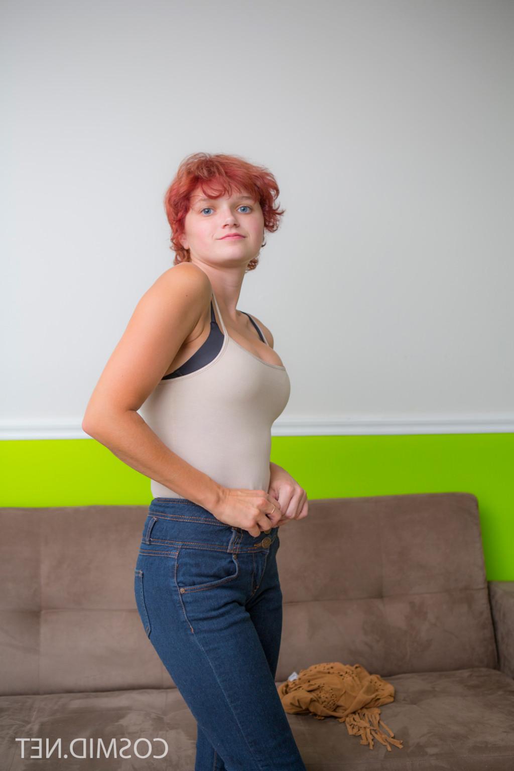 16P takes off her jeans and top to show off her amazing body