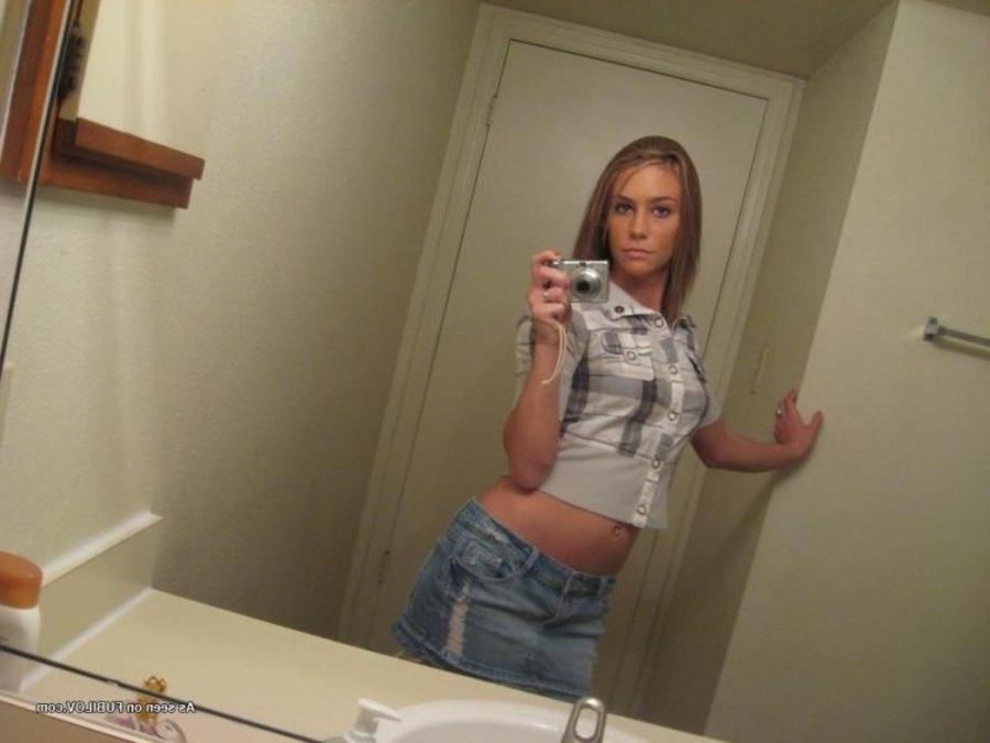 9P Steamy hot amateur babe camwhoring in the bathroom