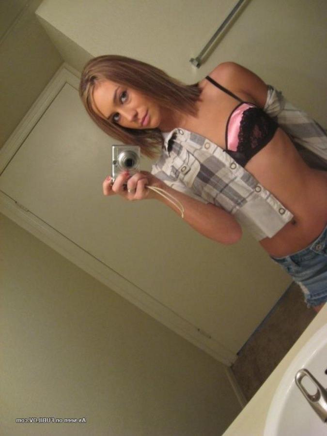 9P Steamy hot amateur babe camwhoring in the bathroom