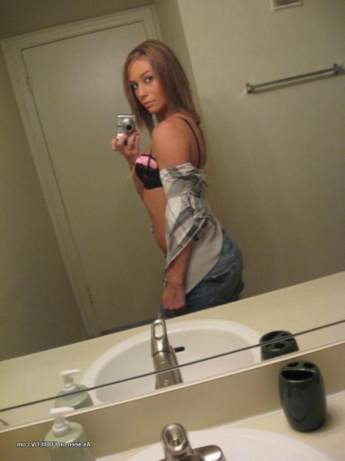 9P Steamy hot amateur babe camwhoring in the bathroom