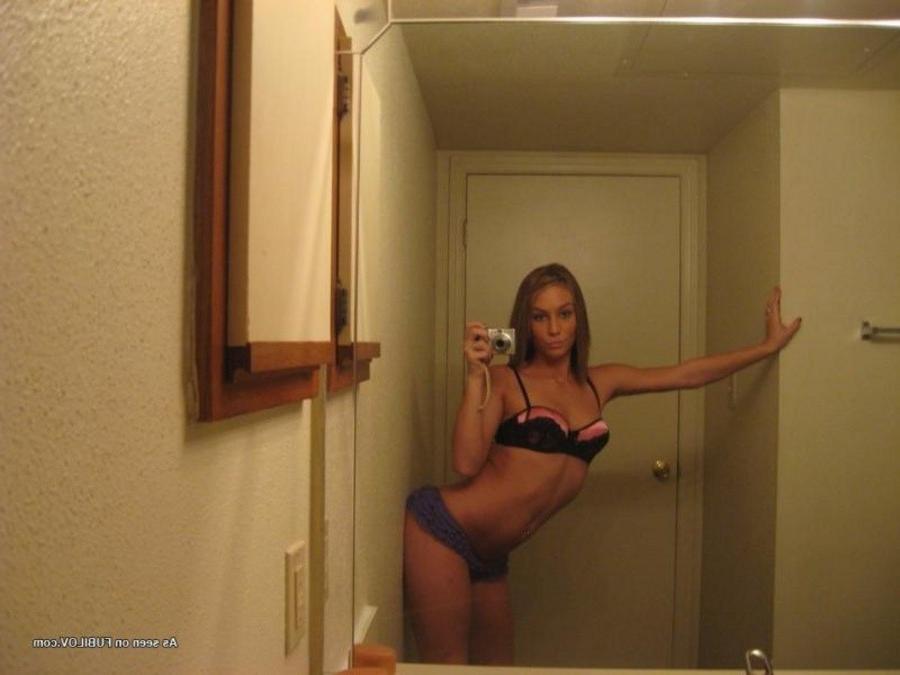 9P Steamy hot amateur babe camwhoring in the bathroom