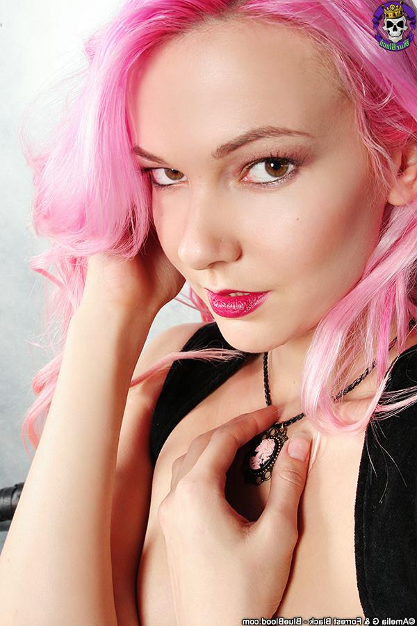 15P Pink Haired Pirate Beauty Shows Her Booty